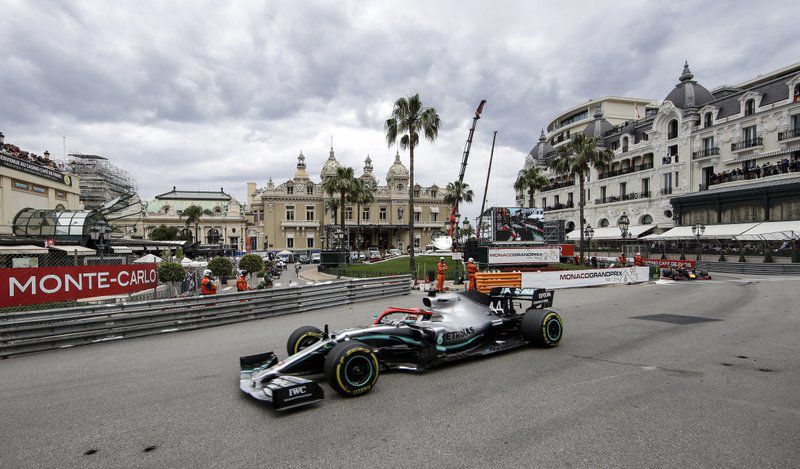 Pilotos de F1 evalúan arrodillarse en inicio de temporada
